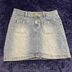 Denim skirt with four pockets.